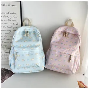 Dettaglio di zaini rosa e azzurro con motivi di gatti e cerniere in corda intrecciata