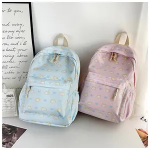 Dettaglio degli zaini in tela con motivi di gatti e fiocchi in rosa e blu pastello
