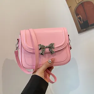 Borsa a tracolla rosa chic con fiocco in metallo argento e tracolla regolabile