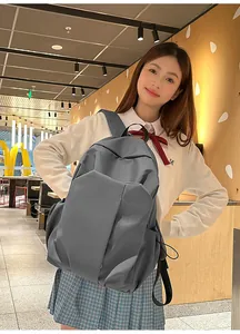 Détail du sac à dos en nylon imperméable gris foncé avec coutures géométriques