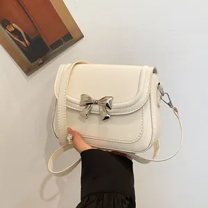 Elegante borsa a tracolla bianca crema con fiocco in metallo argento e cinturino