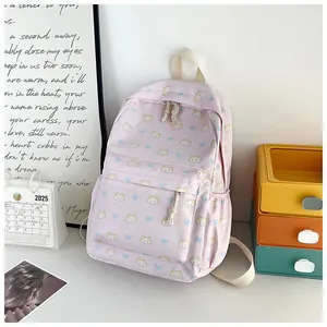 Dettaglio dello zaino rosa con motivo a gatto e tasche laterali per uso scolastico