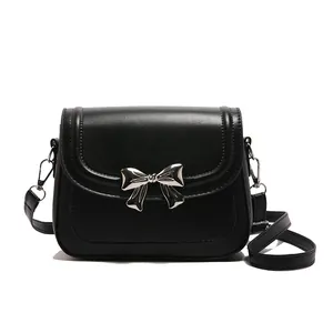 Elegante borsa a tracolla nera da donna con fiocco in metallo argento e finitura liscia