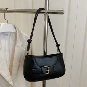 Sac fourre-tout chic en similicuir noir avec boucle dorée et détail de bandoulière