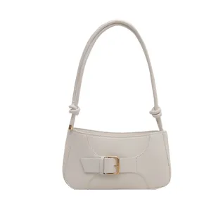 Sac fourre-tout chic blanc cassé avec boucle dorée et bandoulière à nœud élégante