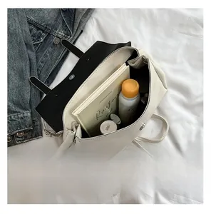 Vista dall'alto dell'interno spazioso della borsa con libri e cosmetici quotidiani