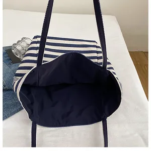 Détail de l'intérieur d'un grand sac cabas à rayures bleues et blanches avec doublure