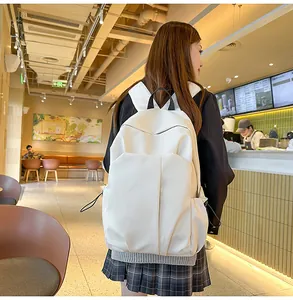 Sac à dos blanc minimaliste de grande capacité avec poignées noires et poche latérale