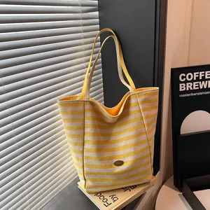 Sac fourre-tout minimaliste en toile rayée jaune et blanc dans un style décontracté