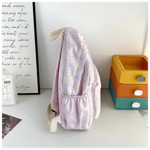 Dettaglio dello zaino rosa in tela con stampe di gatti e tasca laterale elasticizzata