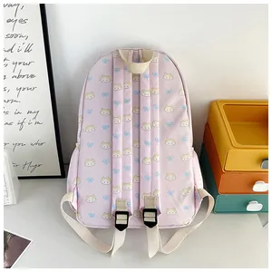 Dettaglio zaino rosa con stampe di gatti e spallacci regolabili color crema