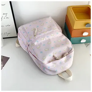 Dettaglio dello zaino rosa per la scuola con grazioso motivo a gatto e patta a cordoncino