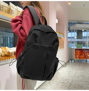 Sac à dos noir en toile avec plusieurs poches présenté dans un cadre de vie lumineux