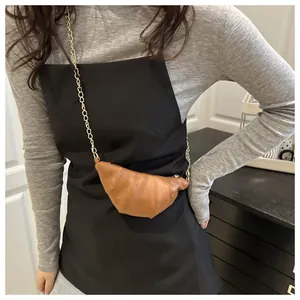Détail du mini sac croissant marron café avec cuir plissé et bandoulière chaîne dorée