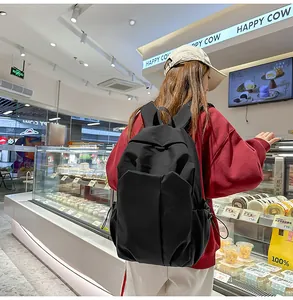Détail d'un sac à dos noir pour ordinateur avec logo aigle discret en situation réelle