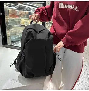 Vue détaillée du sac à dos minimaliste en toile noire avec plusieurs poches zippées