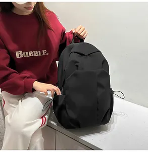 Détail de la poche latérale du sac à dos noir minimaliste avec cordon dans un style décontracté