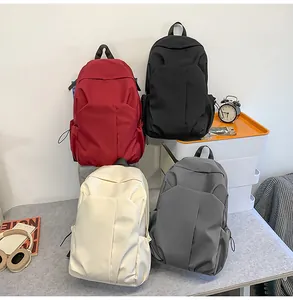 Collection de sacs à dos minimalistes en toile en rouge, noir, beige et gris foncé