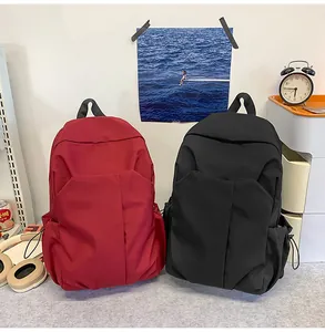 Sacs à dos minimalistes en rouge et noir avec poches géométriques et cordons de serrage