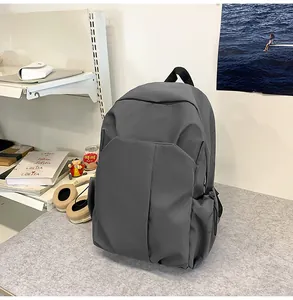 Gros plan d'un sac à dos gris en nylon imperméable avec design à plis symétriques