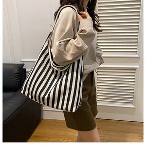 Detalle de un bolso tote grande de lona con rayas verticales clásicas en blanco y negro