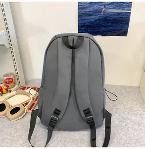 Vue détaillée des bretelles rembourrées grises du sac à dos avec boucles réglables