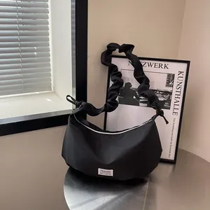 Sac baguette noir en nylon avec bandoulière plissée et design de nuage en demi-lune
