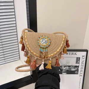 Borsa a tracolla in paglia boho fatta a mano con nappe colorate e decoro di perle