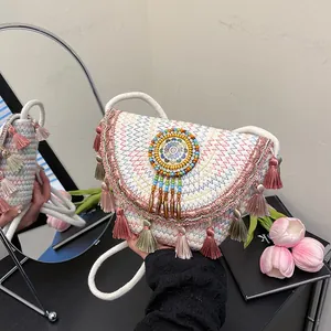 Borsa a tracolla boho intrecciata a mano con nappe colorate e stemma etnico ricamato