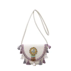 Borsa a tracolla in paglia boho fatta a mano con frange colorate e perline etniche