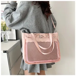 Vue détaillée du sac ita rose avec fenêtre PVC transparente et fermoir coeur