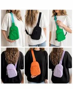 Vista detallada de mini bolsos bandolera en verde negro naranja y violeta con opciones