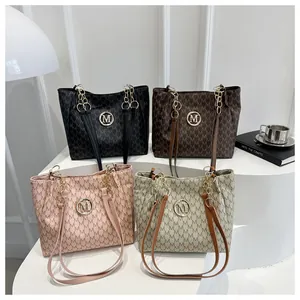 Détails des sacs fourre-tout avec texture imprimée M et logos métalliques élégants