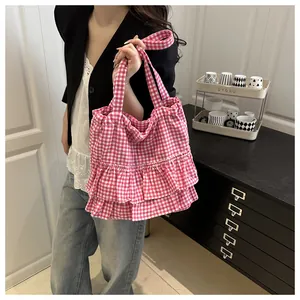 Détail du sac cabas à carreaux roses avec volants superposés et bandoulière large