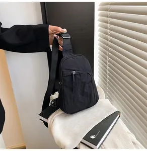 Détail du sac bandoulière noir en nylon plissé avec boucle de sangle réglable