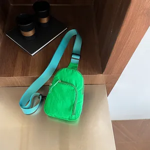 Bolso de nailon verde neón con correa ajustable y diseño de múltiples bolsillos