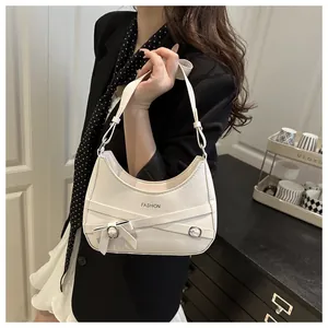 Détail du sac hobo blanc en demi-lune avec sangles croisées et boucle en argent poli