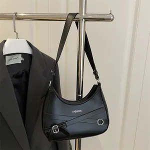 Sac hobo croissant noir chic avec logo FASHION et bandoulière réglable tendance
