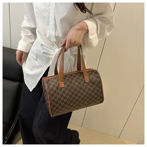 Détail du sac Boston vintage avec imprimé monogramme lettre M marron et des poignées