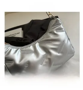 Dettaglio macro della borsa in pelle PU argento con texture e motivi geometrici