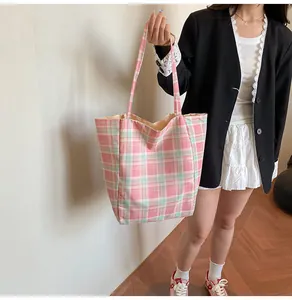 Vue détaillée du grand sac cabas à carreaux rose et vert avec de longues bandoulières