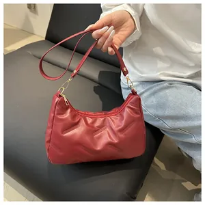Dettaglio borsa in pelle PU bordeaux con texture goffrata diagonale e cerniere dorate