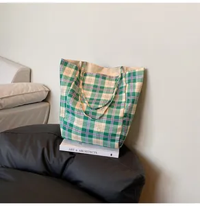Détail d'un grand cabas en nylon à carreaux verts et violets pour un usage quotidien