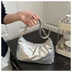Dettaglio della borsa hobo argento trapuntata con chiusura a gancio in metallo dorato