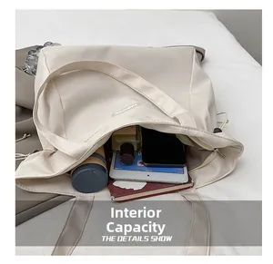 Vue intérieure du fourre-tout beige montrant sa grande capacité pour tablette et objets