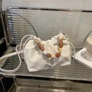 Bolso bandolera blanco crema con asa de cadena de cuentas de ámbar y correa ajustable
