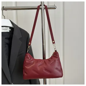 Dettaglio della borsa a spalla in PU bordeaux con trama trapuntata diagonale a rilievo
