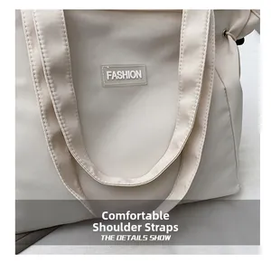 Gros plan sur les bretelles renforcées confortables d'un sac cabas en toile beige