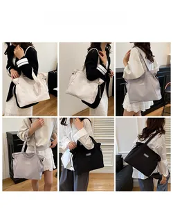 Détail du grand sac cabas en toile avec cordons latéraux et étiquette de mode
