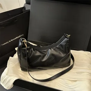Borsa hobo nera minimalista in ecopelle testurizzata con dettagli in metallo dorato